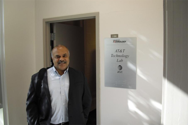 Dr. Krish Prabhu, President of AT&T Labs and CTO Visit UH's AT&T Technology Lab