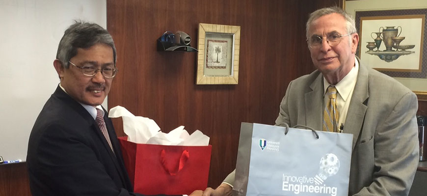 Vice Chancellor Dr. Daing Nasir Ibrahim (left) and Dean William E. Fitzgibbon