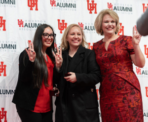 Victoria and Lisa Lopez pose with Drue DaSilva, UH Alumni Association Foundation board president during the UH ring ceremony.